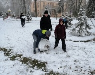 Aktywne wychowanie fizyczne - zabawa na śniegu.