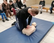 Nauka pierwszej pomocy.Resuscytacja z użyciem fantoma.
